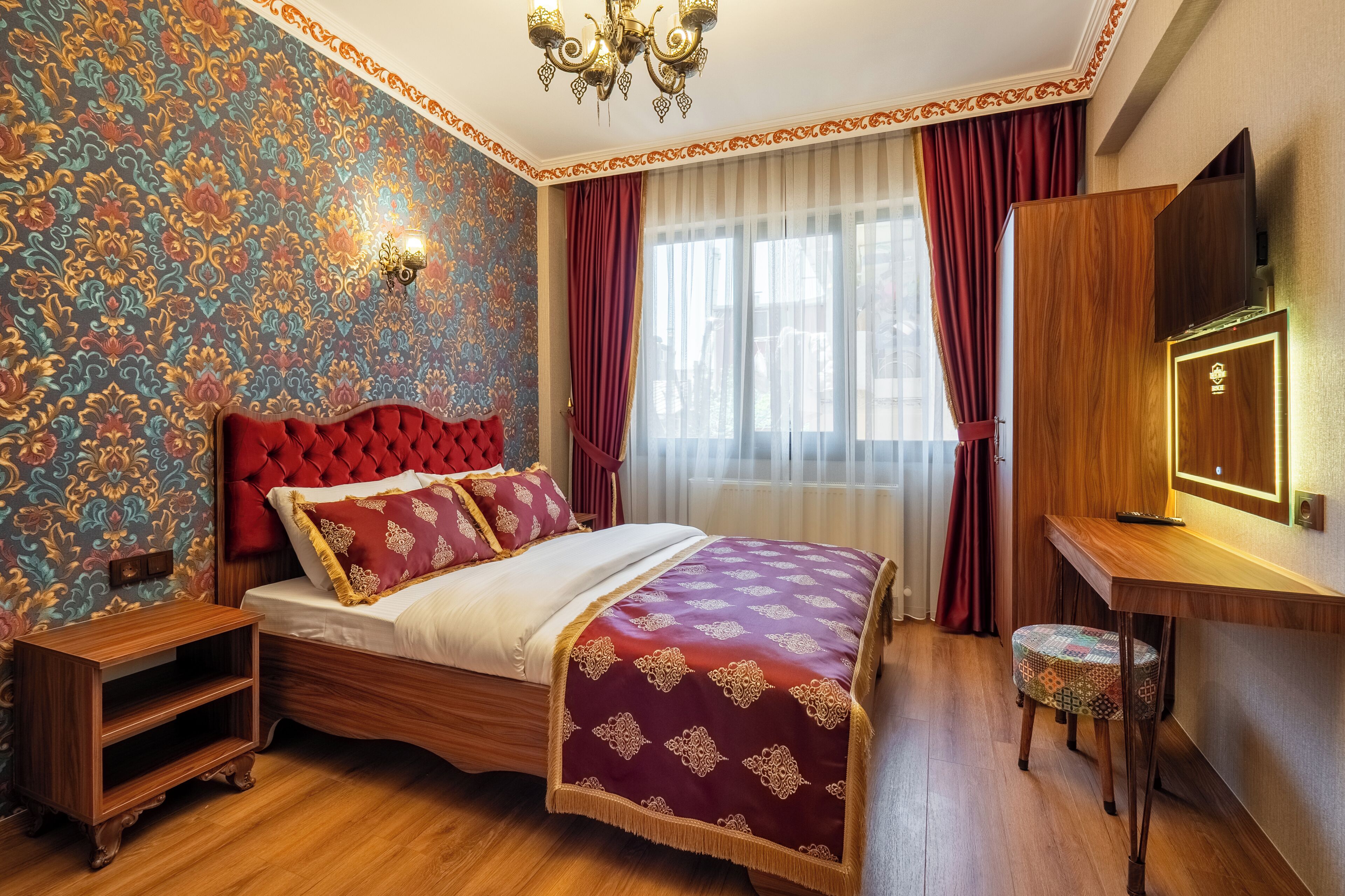 Deluxe kamer, uitzicht op de stad | Een bureau, een laptopwerkplek, verduisterende gordijnen