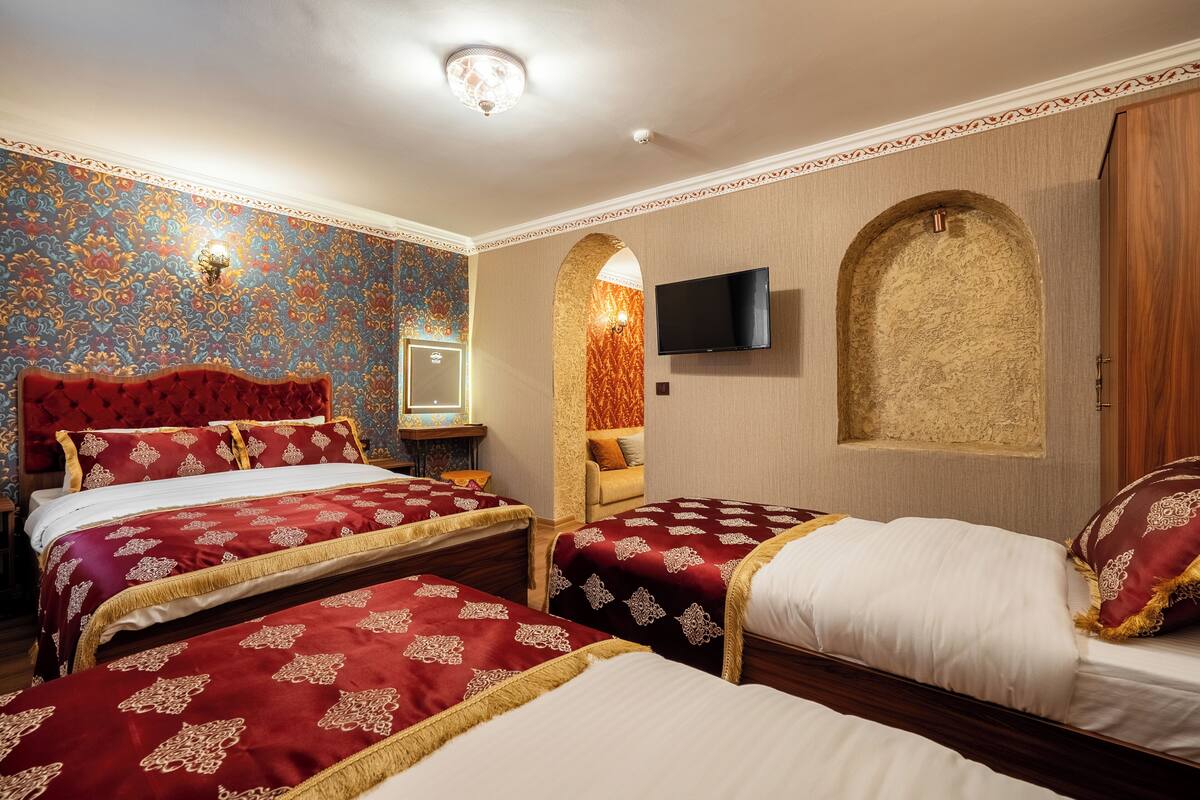 Economy Studio Suite, City View | Meja, ruang kerja komputer riba, langsir/tirai gelap terus 