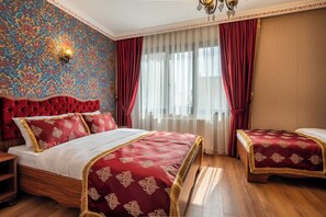 A room with a large bed, two bedside tables, a chandelier, and a patterned wall. - Hanchi BY Ottoman Suites (İstanbul)