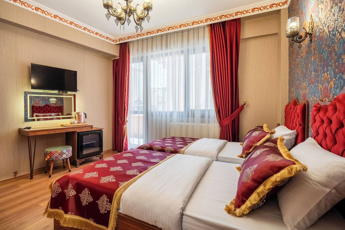 Comfort Twin Room, City View | Meja, ruang kerja komputer riba, langsir/tirai gelap terus 