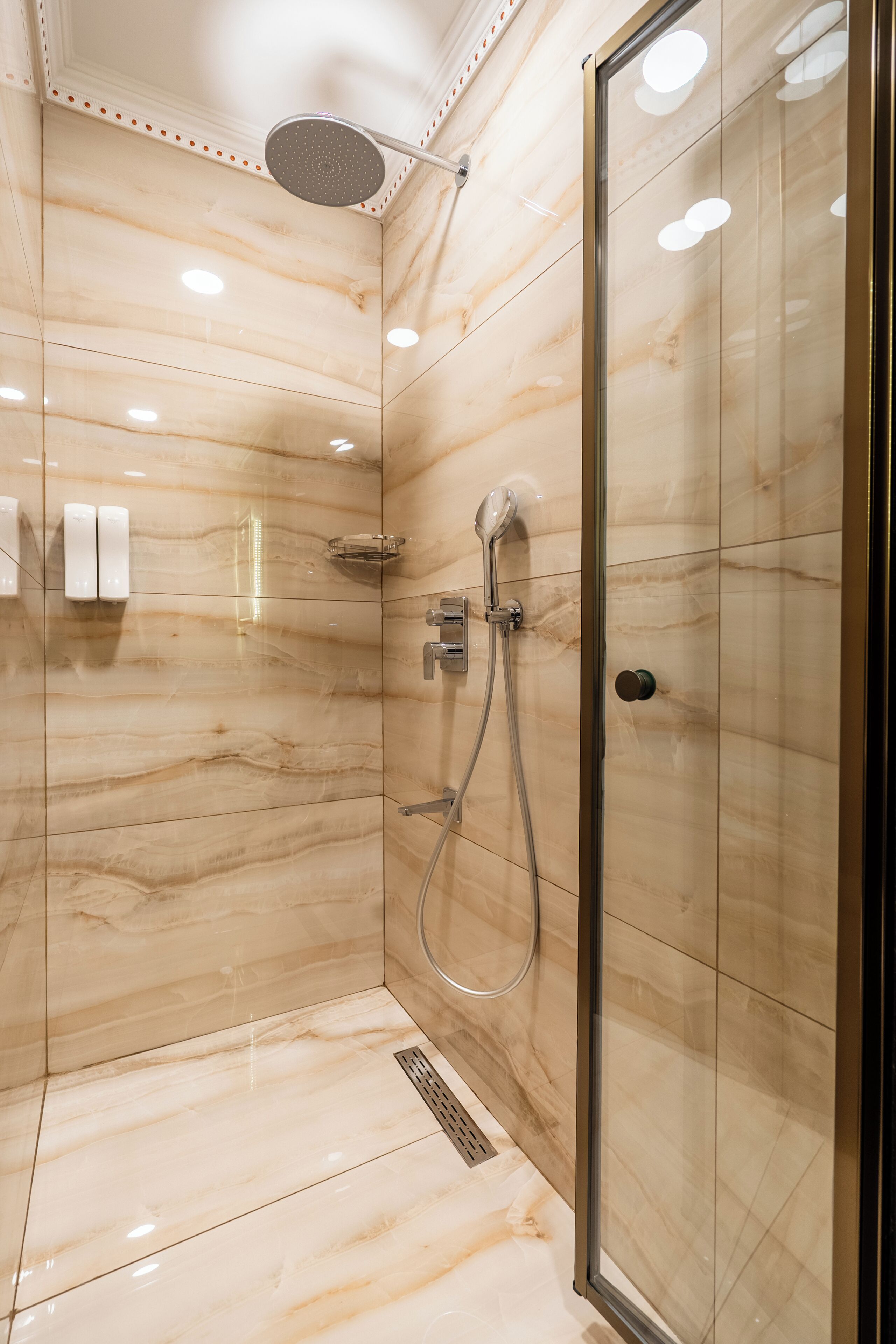 Economy studio suite, uitzicht op de stad | Badkamer | Een douche,  milieuvriendelijk toiletgerief, een haardroger, pantoffels
