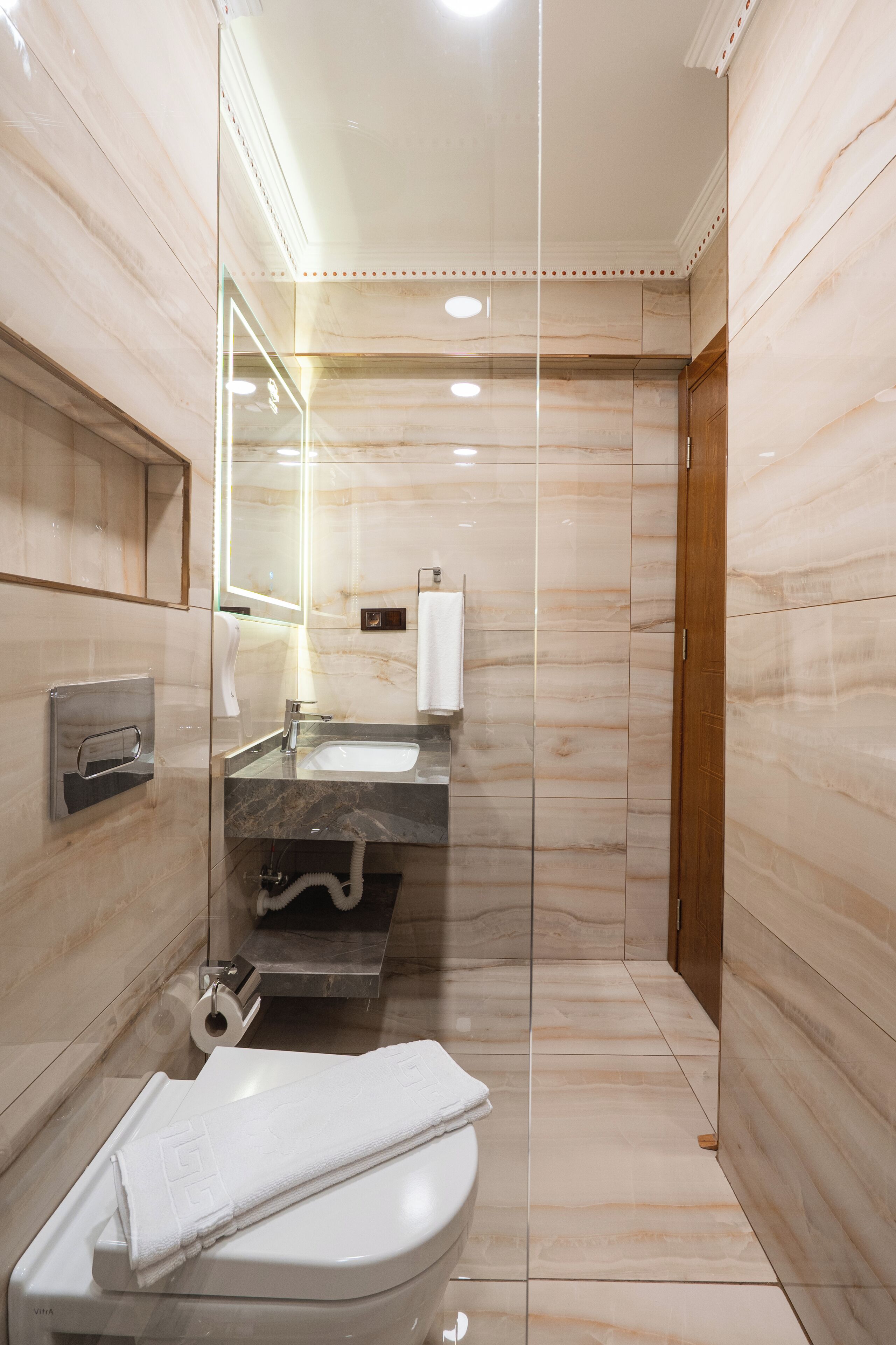 Appartement | Salle de bain | Douche, articles de toilette écologiques, sèche-cheveux, chaussons