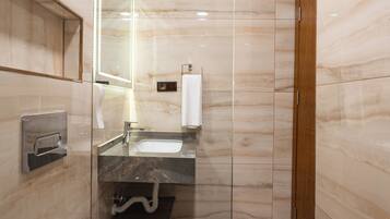 Appartement | Salle de bain | Douche, articles de toilette écologiques, sÚche-cheveux, chaussons