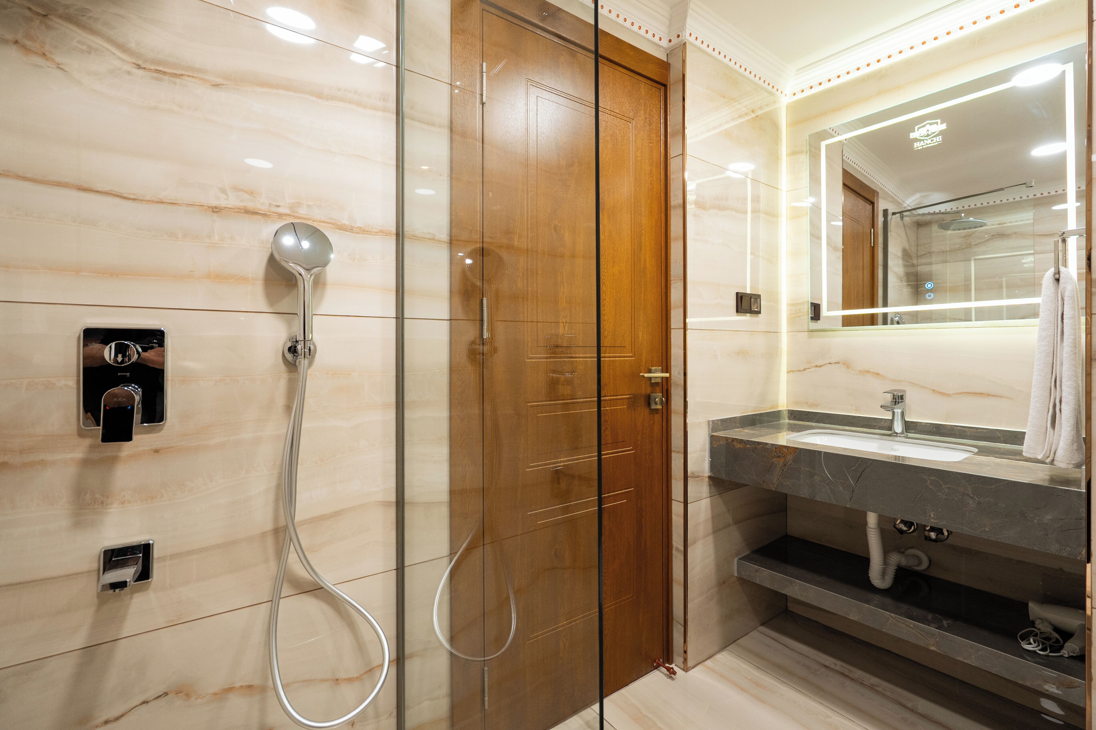 Comfort-Zweibettzimmer, Stadtblick | Badezimmer | Dusche, umweltfreundliche Kosmetikartikel, Haartrockner, Hausschuhe