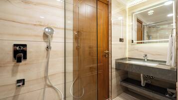 Comfort-Zweibettzimmer, Stadtblick | Badezimmer | Dusche, umweltfreundliche Kosmetikartikel, Haartrockner, Hausschuhe