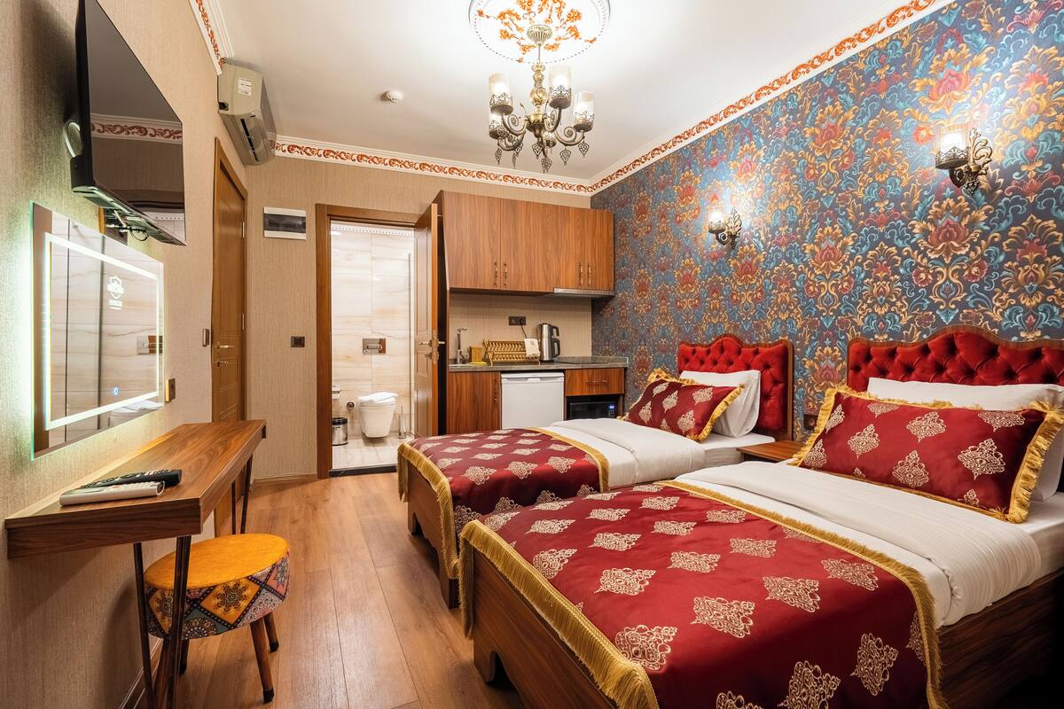 Family Suite | Meja, ruang kerja komputer riba, langsir/tirai gelap terus 