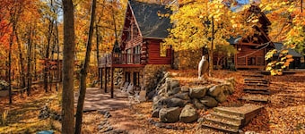 Lonesome Moose Lodge: Luxury Lakefront Retreat with Trail Access