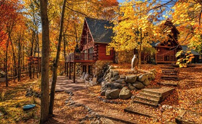 Lonesome Moose Lodge: Luxury Lakefront Retreat with Trail Access