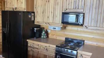 Réfrigérateur, micro-ondes, plaque de cuisson, cafetière/bouilloire