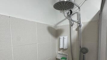 Dusj, hårføner, håndklær og såpe