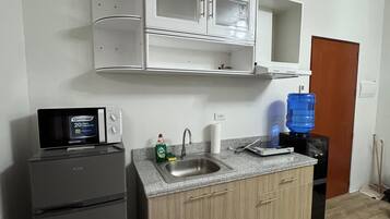 Réfrigérateur, micro-ondes, plaque de cuisson, cafetière/bouilloire
