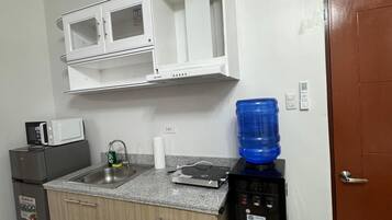 Réfrigérateur, micro-ondes, plaque de cuisson, cafetiÚre/bouilloire