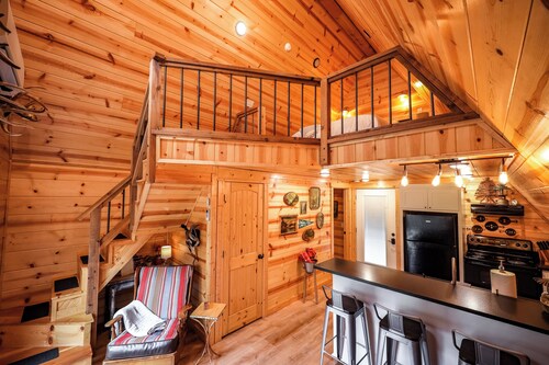 Cozy A-Frame w/hot tub-Near Pristine Lake Ouachita and Hot Springs National Park