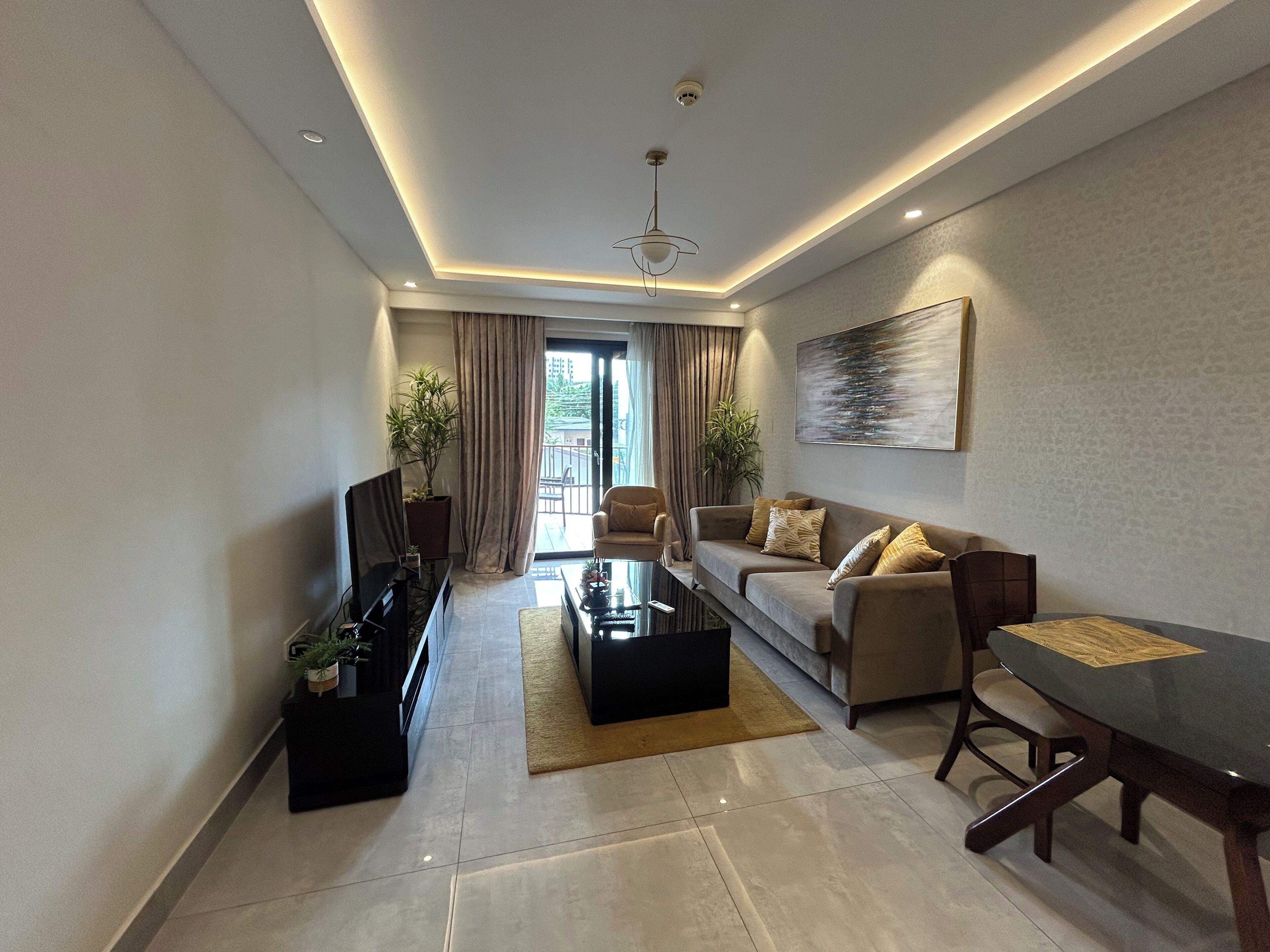 Apartamento de lujo, 1 habitación, balcón, vistas a la ciudad | Zona de estar | Smart TV de 55 pulgadas con canales por satélite, Netflix