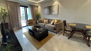 Una sala de estar moderna con un sofá, una mesa de centro y una mesa de comedor.