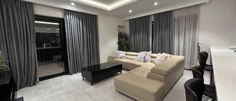 Departamento familiar, balcón, vista a la alberca | Ropa de cama de alta calidad, edredón y decoración personalizada