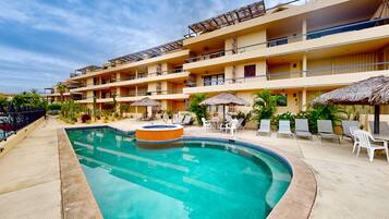 Hotel amb piscina, múltiples balcons i zones d'estar a l'aire lliure.