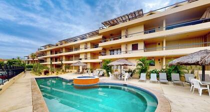 Inviting Apartment Across From the Beach With Pool, Grill, Balcony & Golf Nearby