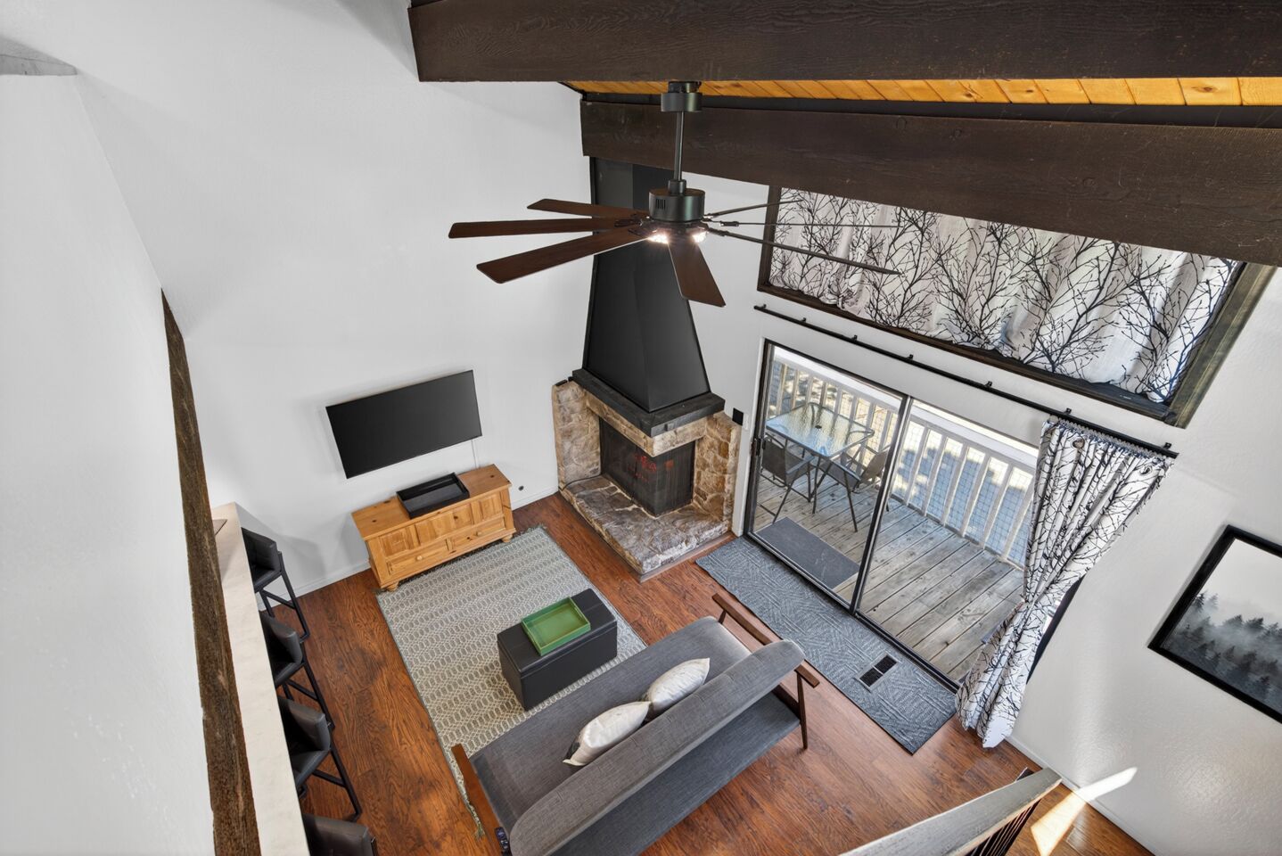 Smart TV, fireplace