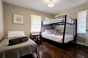 Desk, iron/ironing board, travel cot, WiFi - Decatur Executive Residential Stay | Sleeps 11 (Atlanta)