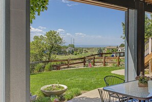 Outdoor dining - Luxury Mountain View Retreat in Castle Pines (Castle Pines)