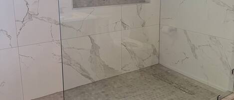 Douche, serviettes fournies, savon, papier de toilette