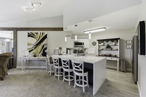 Wasserkocher mit Kaffee-/Teezubehör, Kühlschrank, Mikrowelle, Ofen