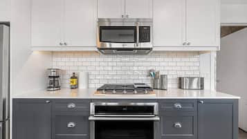 Coffee/tea maker, fridge, microwave, oven