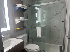 Handtücher, Seife, Shampoo, Toilettenpapier