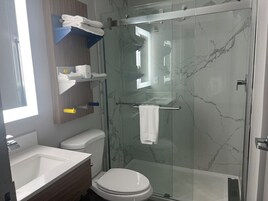 Toalhas de banho, sabonete, shampoo, papel higiênico