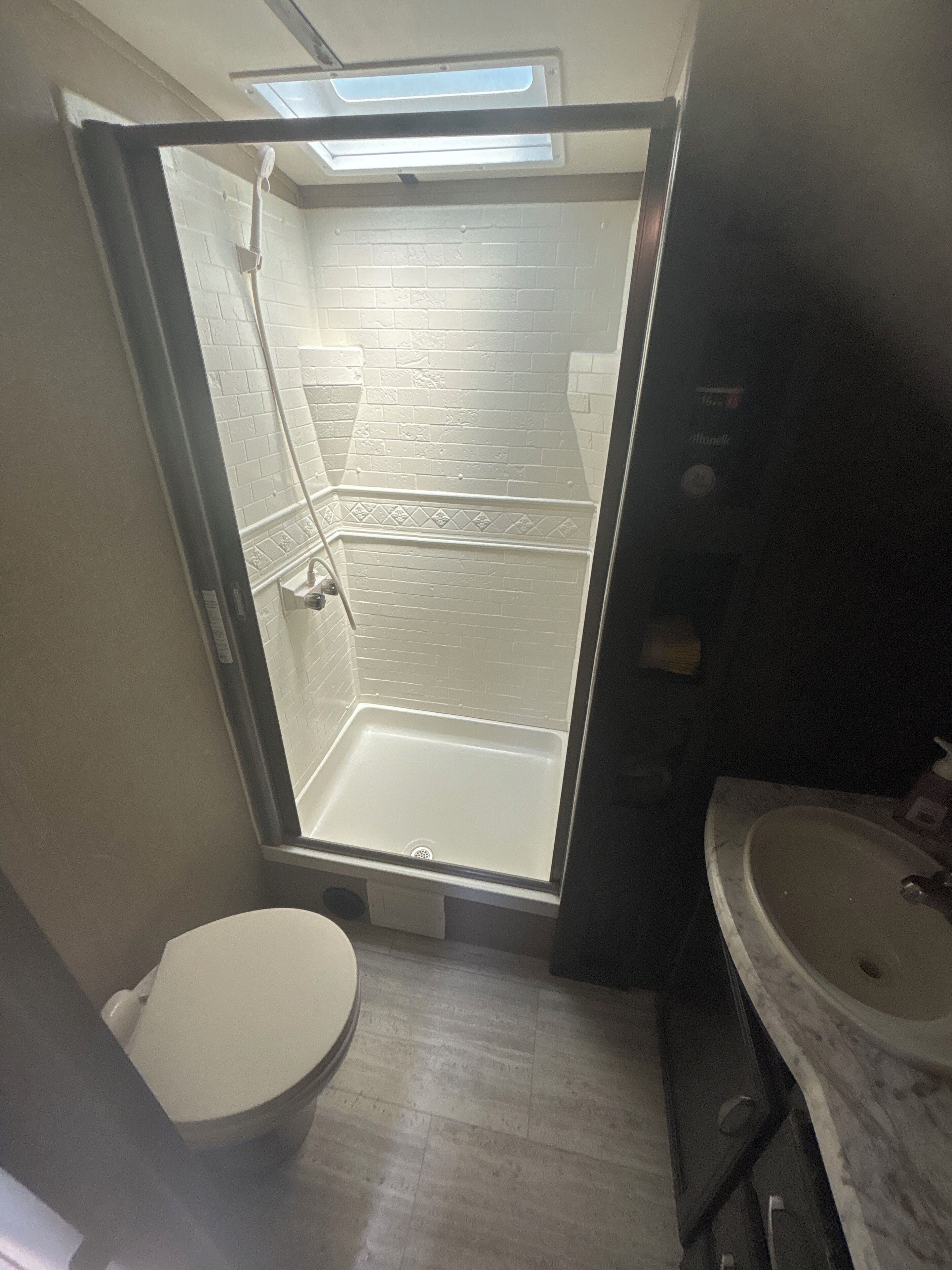 Douche, serviettes fournies, papier de toilette