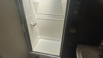 Douche, serviettes fournies, papier de toilette