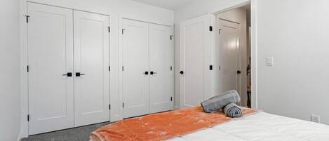 Desk, iron/ironing board, WiFi, bed sheets