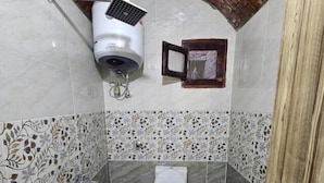Ein Badezimmer mit Toilette, Waschbecken und einer Überwachungskamera.