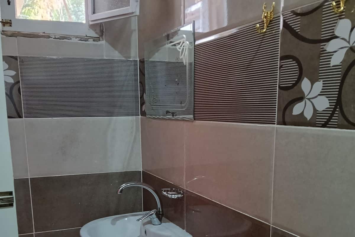 Articles de toilette gratuits, sèche-cheveux, savon, shampoing