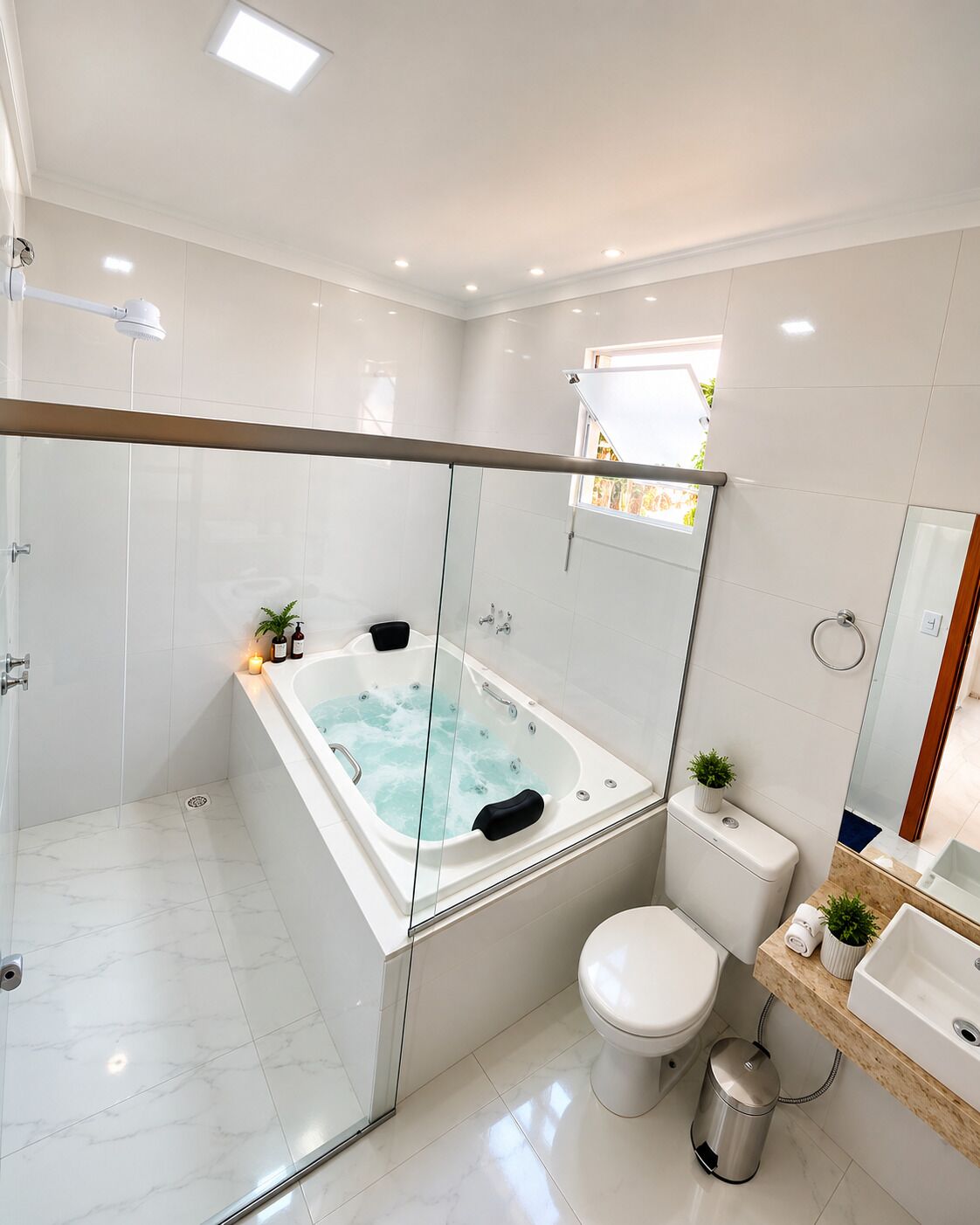Un baño moderno con cabina de ducha de vidrio, bañera independiente, inodoro y lavamanos.
