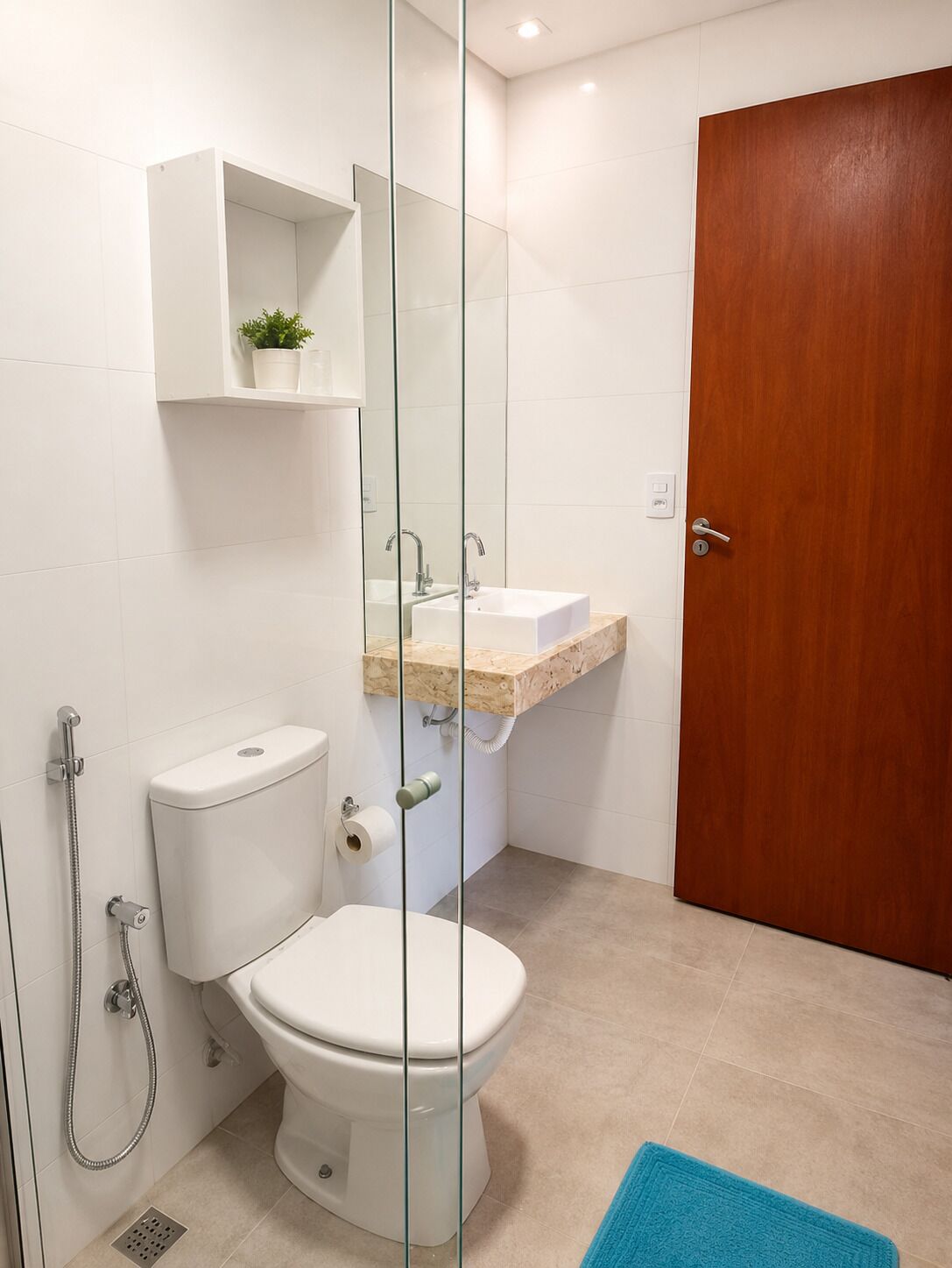 Une salle de bain moderne équipée de toilettes, d’un bidet et d’un lavabo.