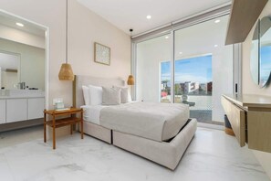 Ein modernes Schlafzimmer mit einem großen Bett, einem Nachttisch, einem Spiegel und Blick auf die Stadt durch große Fenster.