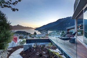 A modern house with a glass balcony overlooking a lake and mountains. - Ladena by MajorDomo (Queenstown)