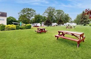 Outdoor dining - Ogunquit - Wells Beach Condo w/Pool - Sleeps 4 (Wells)