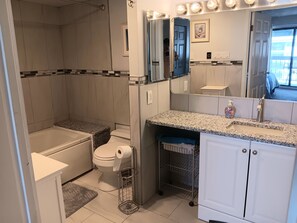 Une salle de bain moderne équipée d’une baignoire, de toilettes et d’un lavabo.