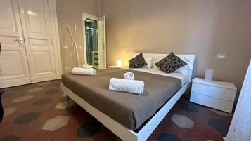 Doppia Standard, vista cortile | Ferro/asse da stiro, Wi-Fi gratuito
