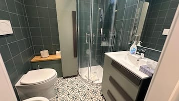 Doppia Standard, vista cortile | Bagno | Bidet