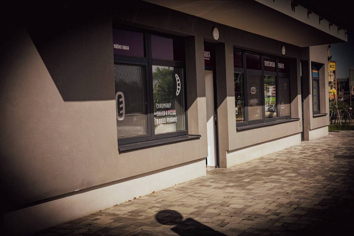 A building with large windows and a sign indicating a restaurant.