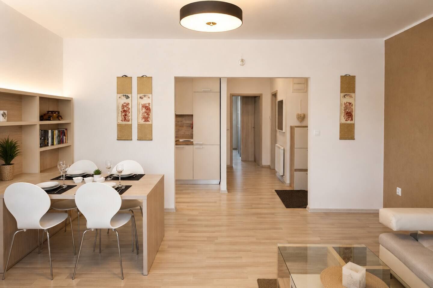 Un salon moderne comprenant un coin repas, un canapé et une table basse.