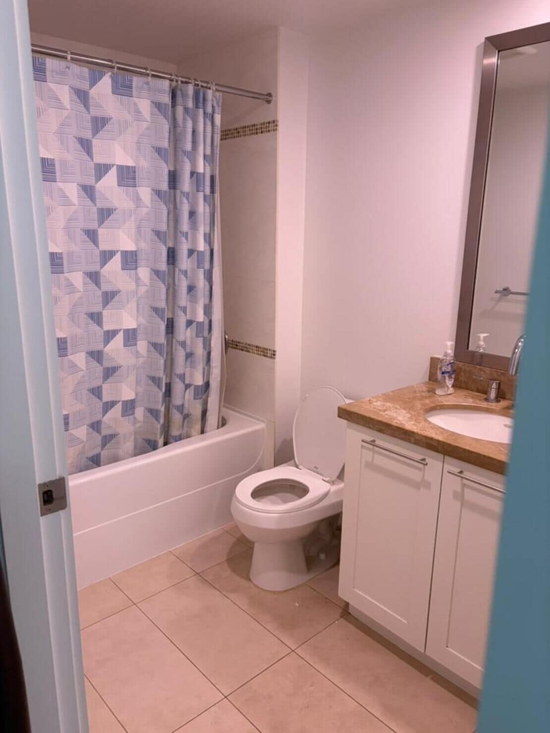 Un baño con bañera, inodoro y lavamanos.