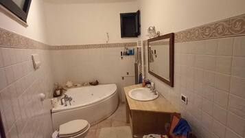 Dusche, Haartrockner, Bidet, Handtücher