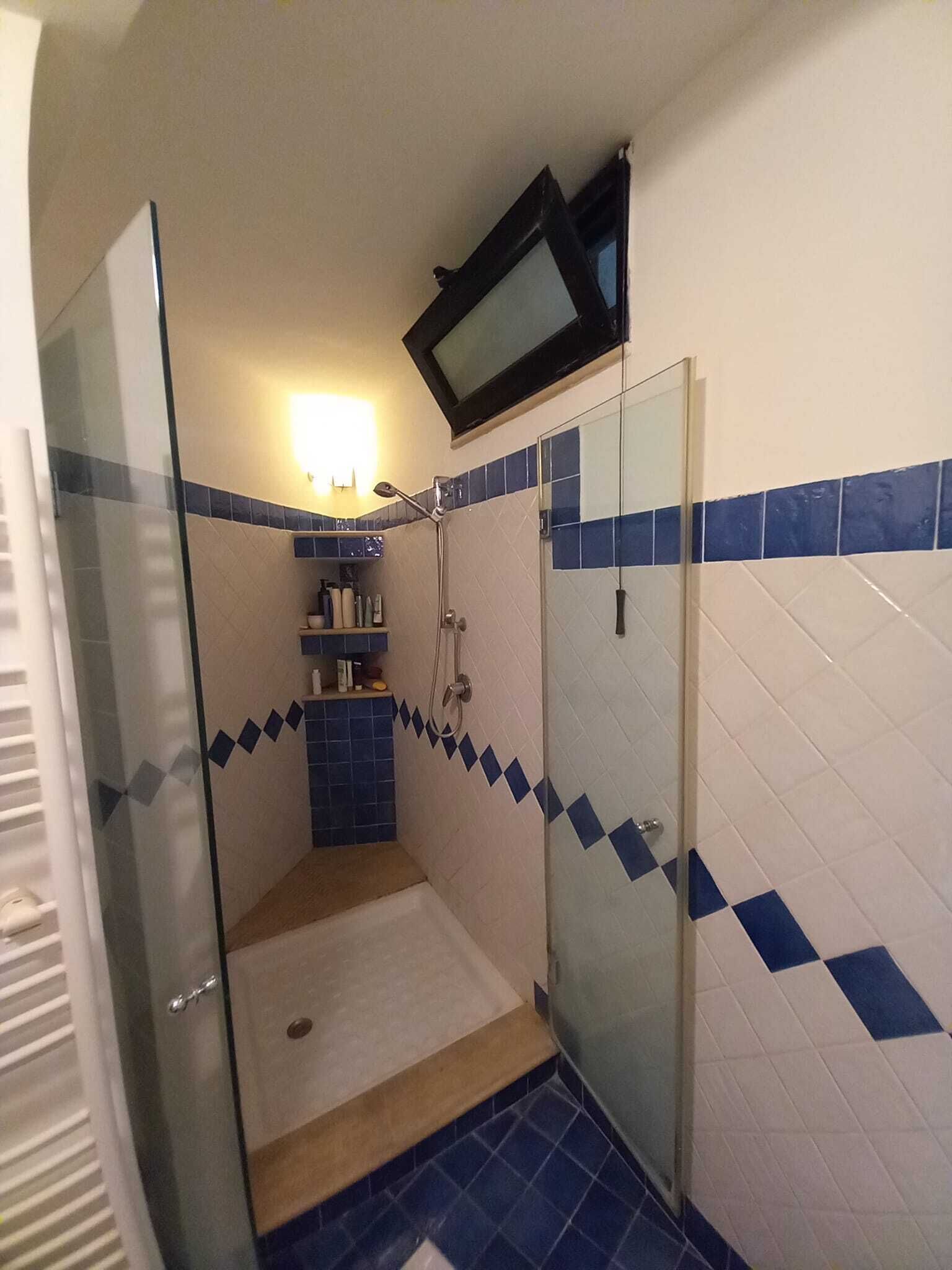 Doccia, asciugacapelli, bidet, asciugamani