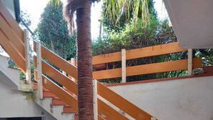 Una escalera con barandillas de madera que sube a un nivel superior.