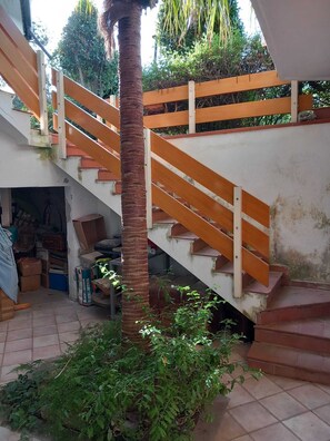 Eine Treppe mit Holzwangen, die zu einer oberen Ebene führt.